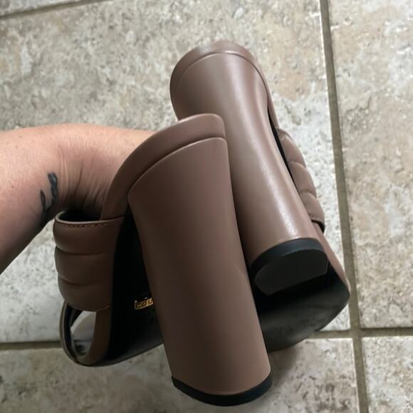 Gucci Leather 'Webby' Crossover Mules - Picture 10 of 15